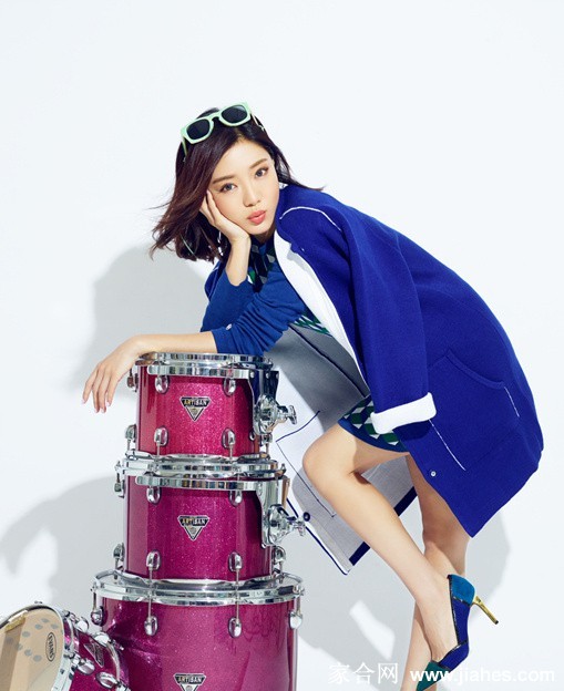 邓家佳姿态松弛倚靠，漫不经心中散发致命吸引力