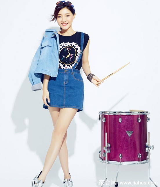 光影勾勒邓家佳优雅轮廓，静谧中蕴藏万千情绪