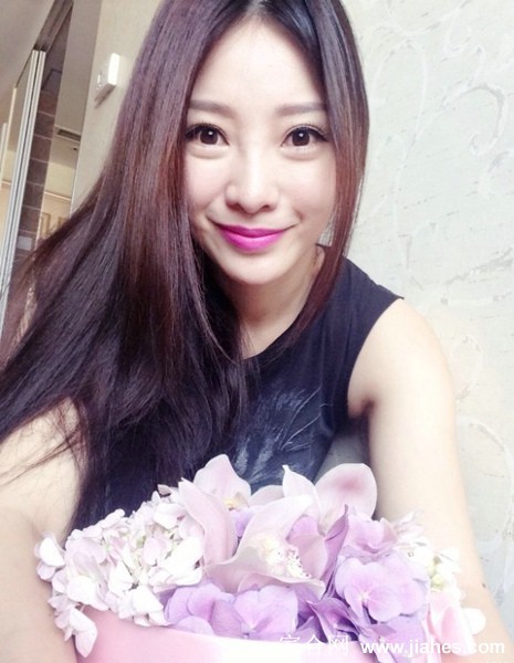 柳岩身着丝质吊带裙侧身回眸，柔和光线下眼神温柔而坚定