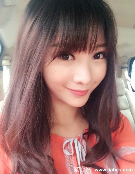 近距离特写下的柳岩，展露标志性明媚笑容，散发亲切活力