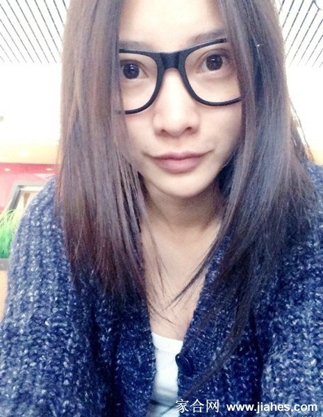 柳岩身穿设计感服饰的全身照，尽显其完美身材比例与时尚驾驭力