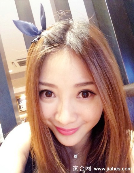 黑白色调下的柳岩肖像，突显其精致的面部轮廓与深邃故事感