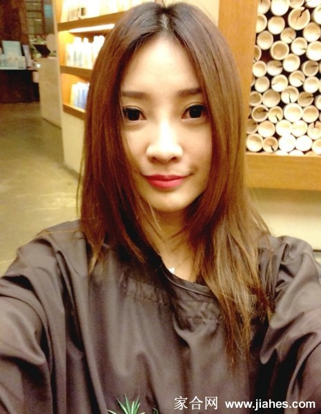 柳岩回眸瞬间抓拍，发丝随风轻扬，自然灵动中散发迷人魅力