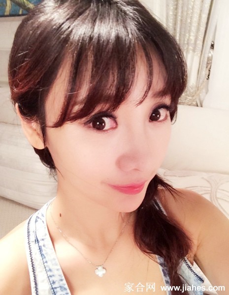 光影交错中柳岩的背影，勾勒出优雅曲线并留下无限遐想空间