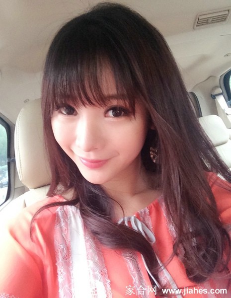 柳岩以居家慵懒姿态倚坐，自然松弛中透露出自信与安宁