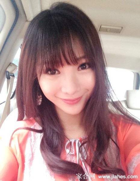 都市背景下柳岩的时尚造型，展现其干练与柔美并存的独特气质