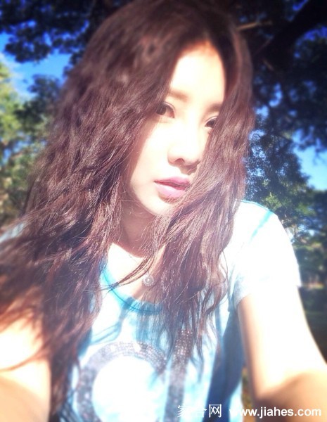 身处柔和光晕中的柳岩，肌肤白皙透亮，宛若精灵般清新脱俗