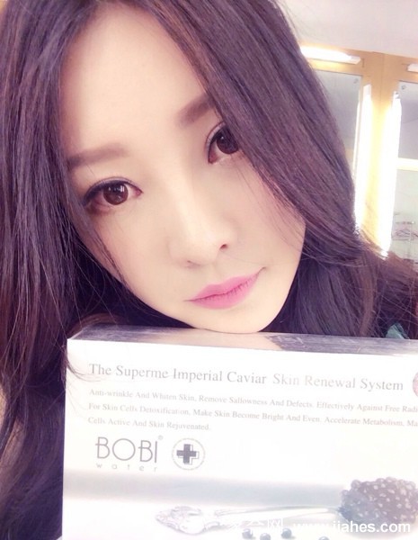 柳岩自信直视镜头的特写，红唇明艳，展现其成熟女性的强大气场