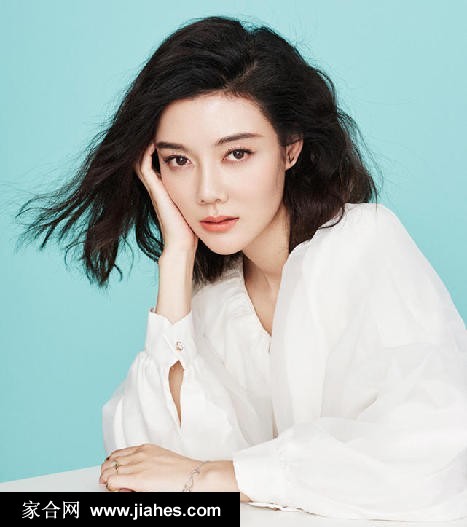 车晓着竖条纹连衣裙侧身而立，氤氲光影洒落肩头，勾勒出冷艳独立的身姿与深邃眼神