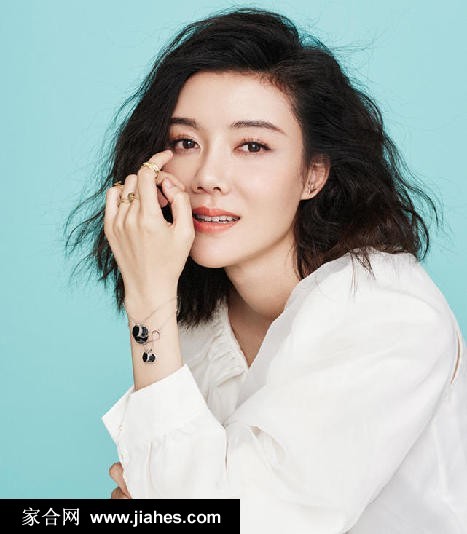 车晓身着暖色大衣伫立于冷调背景中，似一幅静谧的油画，强烈的色彩对比烘托出空灵气质