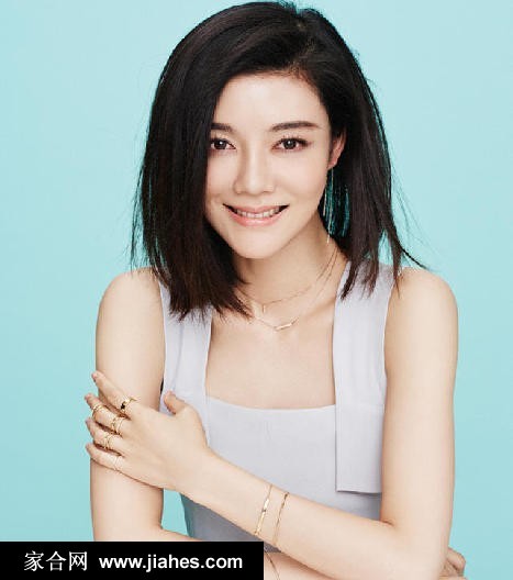 车晓回眸凝望眼神深邃，淡雅妆容与素雅长裙衬托出文艺清新的气质，如海风般治愈人心