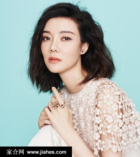 车晓短发造型精致利落，身穿黑色西装闭目沉思，展现知性冷艳与帅气交融的独特韵味