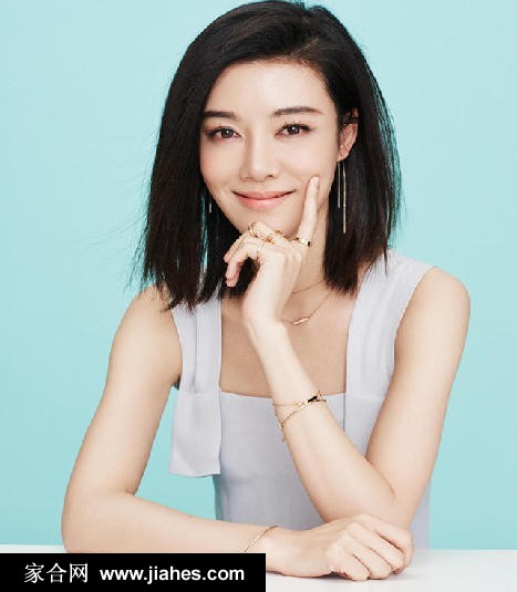 车晓一袭简约深色服装于纯色背景中翩然起舞，身姿舒展如诗，尽显优雅与灵动