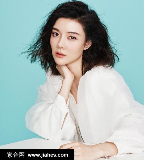 车晓身着极简风格服饰昂首而立，红色内衬点缀其间，于随性慵懒中透出从容与性感