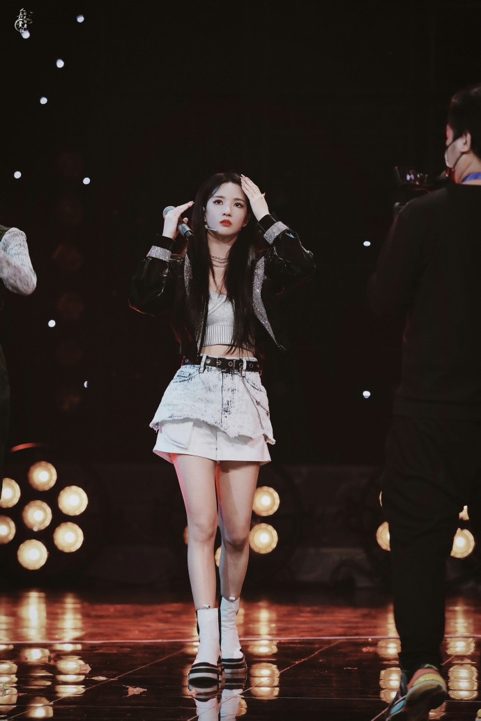 刘些宁侧身回眸浅笑，牛仔短裙勾勒窈窕曲线，镜头感十足