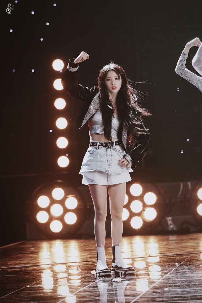 刘些宁撩发瞬间眼神灵动，牛仔短裙展现俏皮与性感完美融合