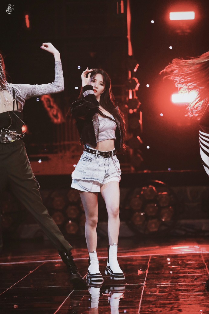 光影交错中刘些宁身影朦胧，牛仔短裙勾勒侧影尽显优雅神秘韵味