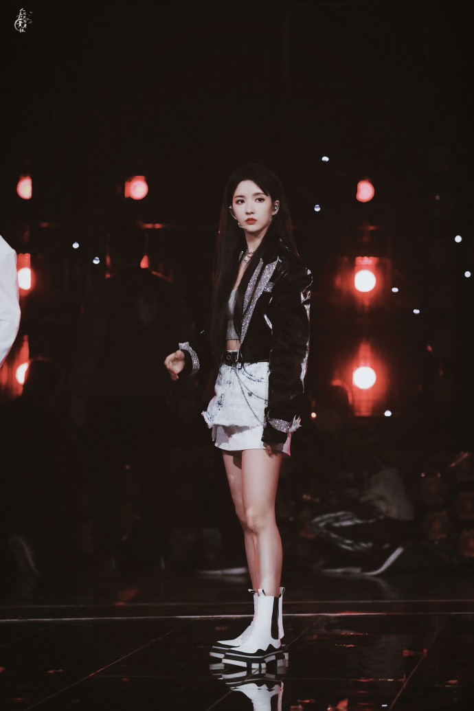 现场抓拍刘些宁从容行走，牛仔短裙随风微动，自信步伐闪耀全场