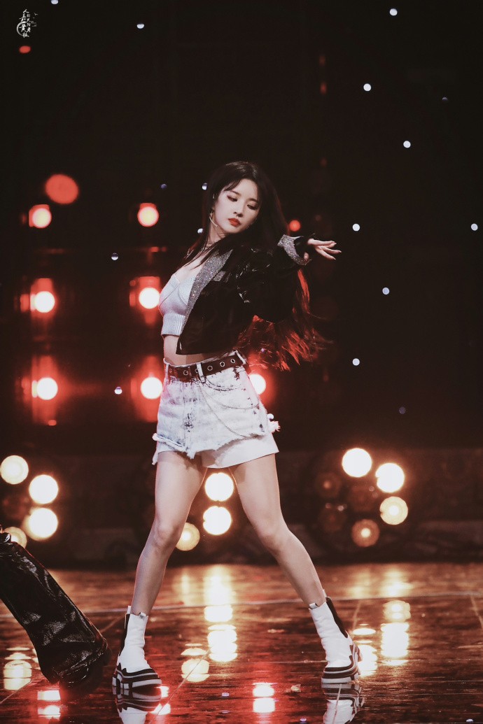 刘些宁牛仔短裙造型全景，展露修长腿部线条与自信从容姿态