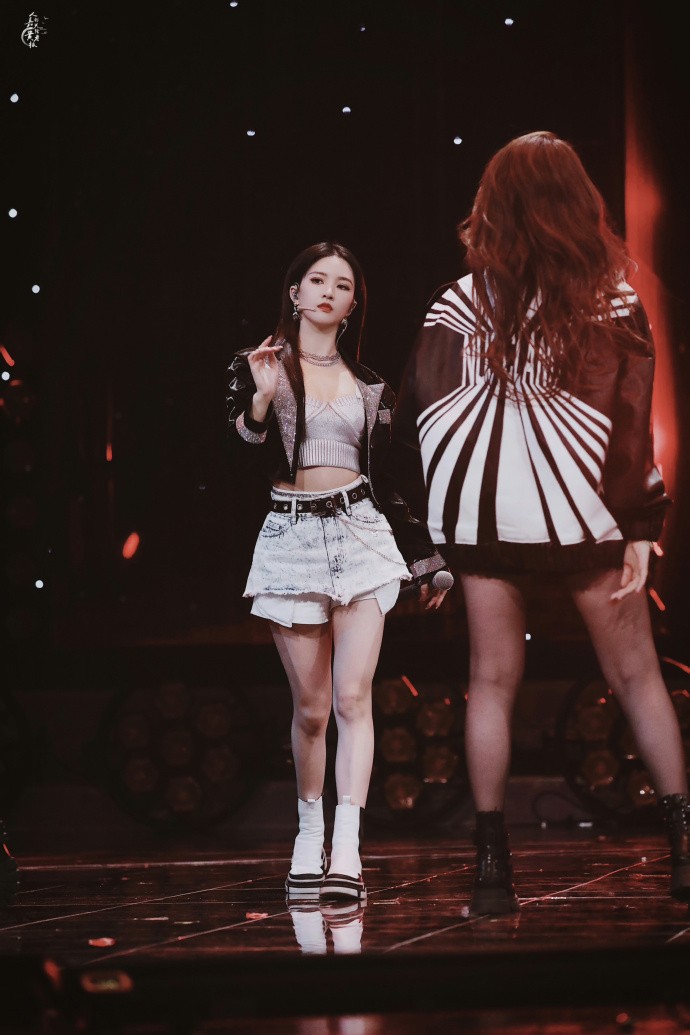 刘些宁驻足凝思侧颜精致，牛仔短裙搭配简约上衣诠释极致简约风