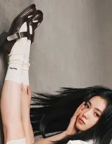 特写镜头下，刘浩存的面容精致如画，冷御气质扑面而来