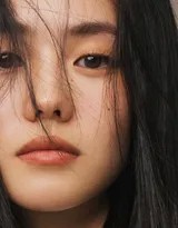 裙摆飞扬间，刘浩存侧身而立，优雅曲线如诗如画