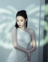 她展露清新微笑，裙摆在身侧划出灵动弧线，宛若夏日清风拂面而来