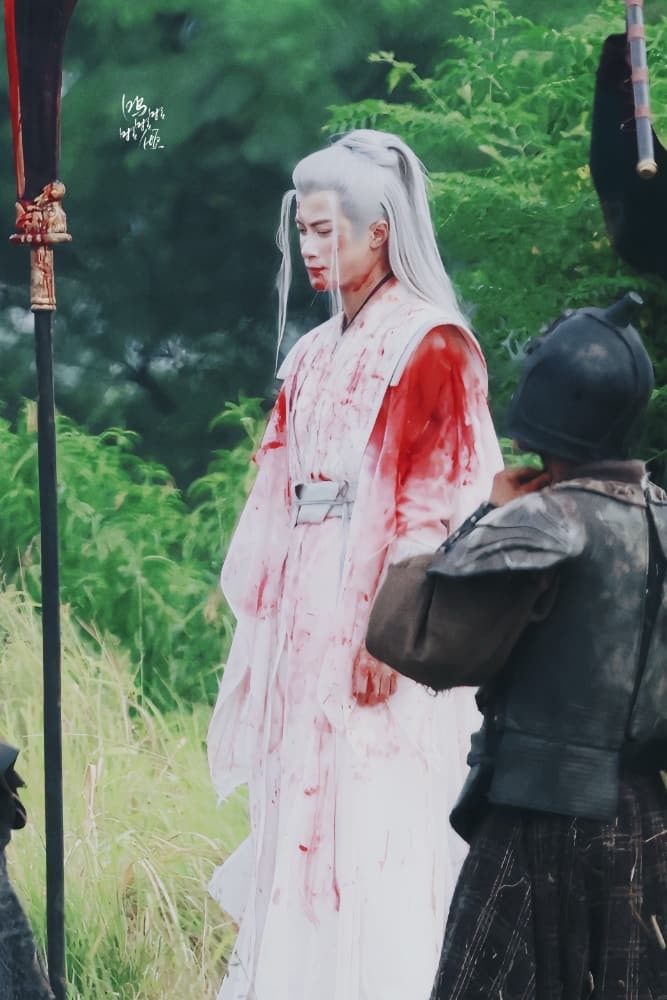 生命最后一刻，相柳唇角扬起释然微笑，眼角落下最后一滴泪，那泪珠中小夭的面容若隐若现，凄美如画，仿佛所有未言说的眷恋与祝福都凝结于此瞬