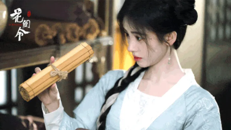 鞠婧祎在《花间令》中俏皮闭眼瞬间，动态展示其灵动可爱与活泼演技