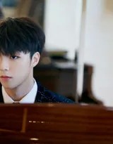 陈立农倚靠于复古场景中，格纹西装搭配温暖笑容，仿佛从古典画册中走出的优雅贵族青年