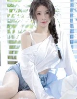 午后书房一角，少女背靠书架若有所思，光影将她与书本的影子拉长，时间仿佛在此刻缓慢流淌