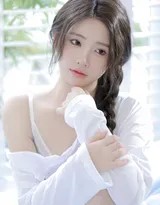 光影交错中，少女低头浅笑，白色上衣的褶皱与柔光交织，营造出朦胧而温柔的梦幻氛围