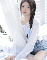 少女依靠在门边，眺望远方，侧影宁静，整体构图充满故事感，仿佛在等待或怀念某个夏日