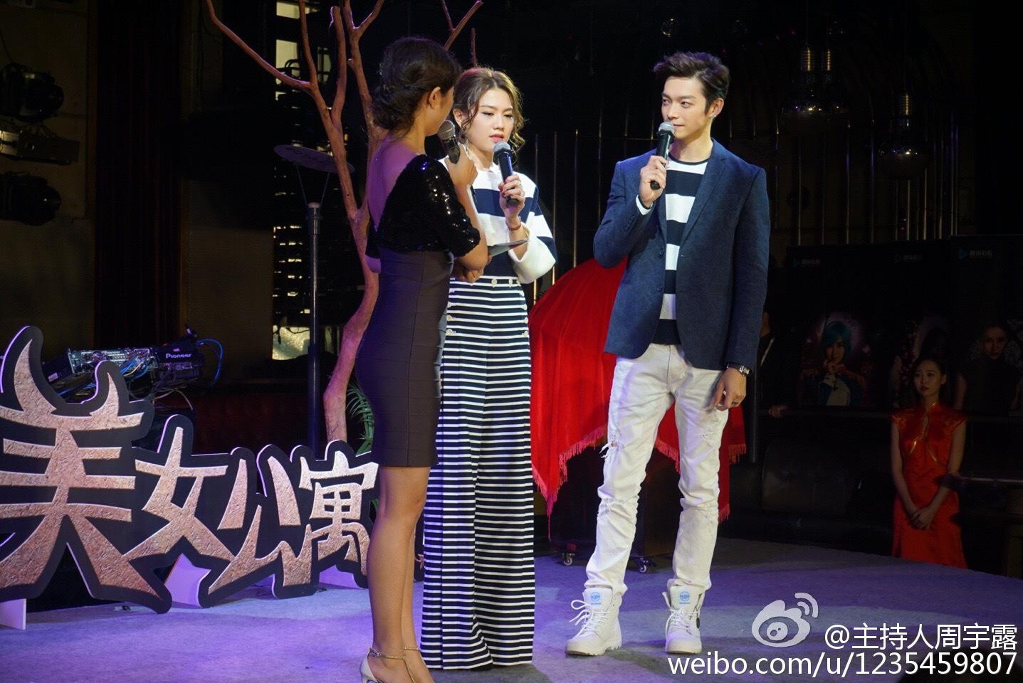 周宇露置身光影之中，时尚造型与知性美感相得益彰