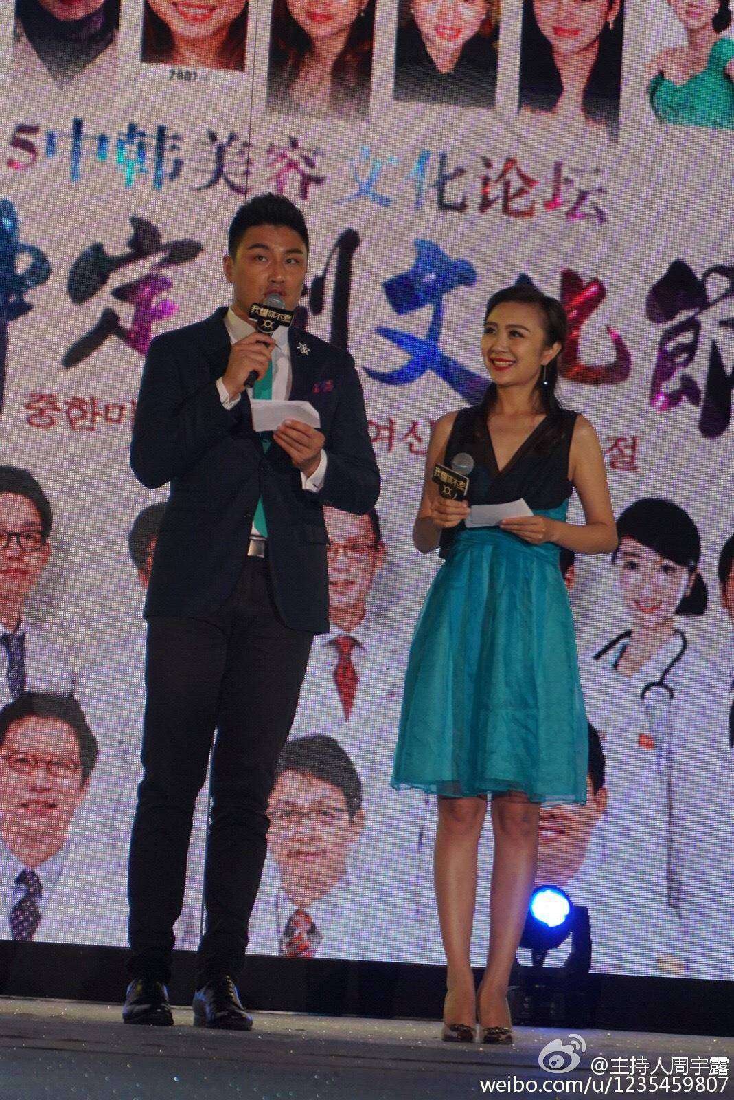 周宇露仪态万千，从容姿态诠释媒体人的优雅风范