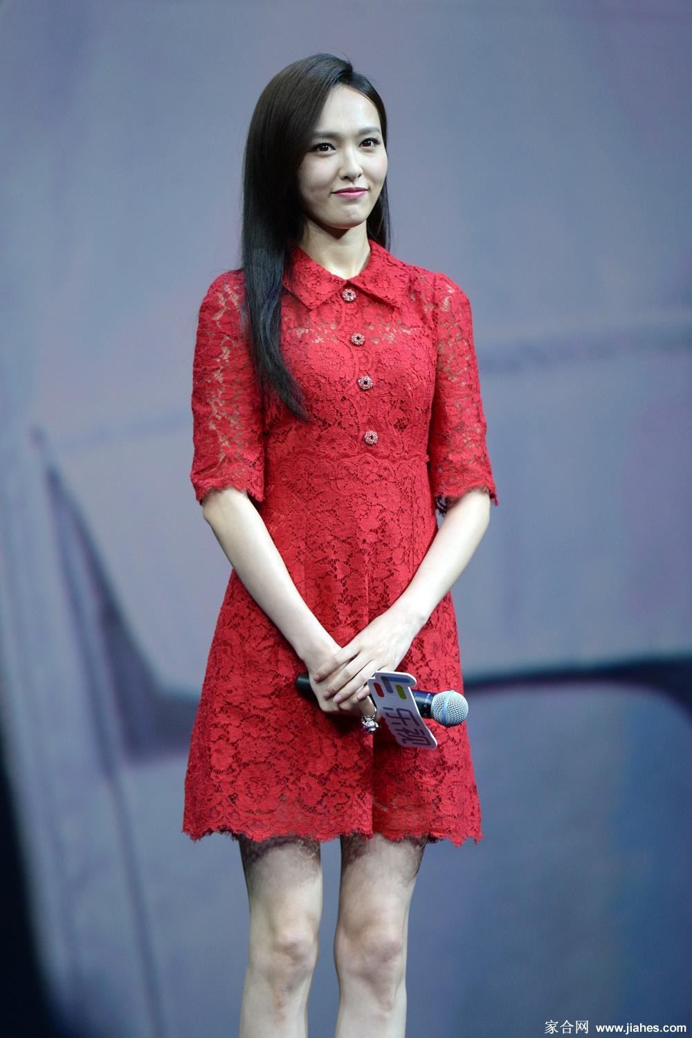 光影交错中唐嫣倚栏而立，裙摆轻拂，足下高跟如艺术品般熠熠生辉