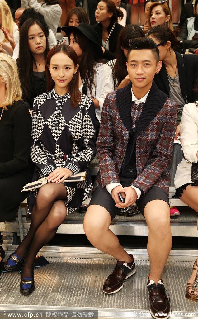 唐嫣回眸间长发微扬，高跟鞋尖点缀星光，步履间尽显灵动之态