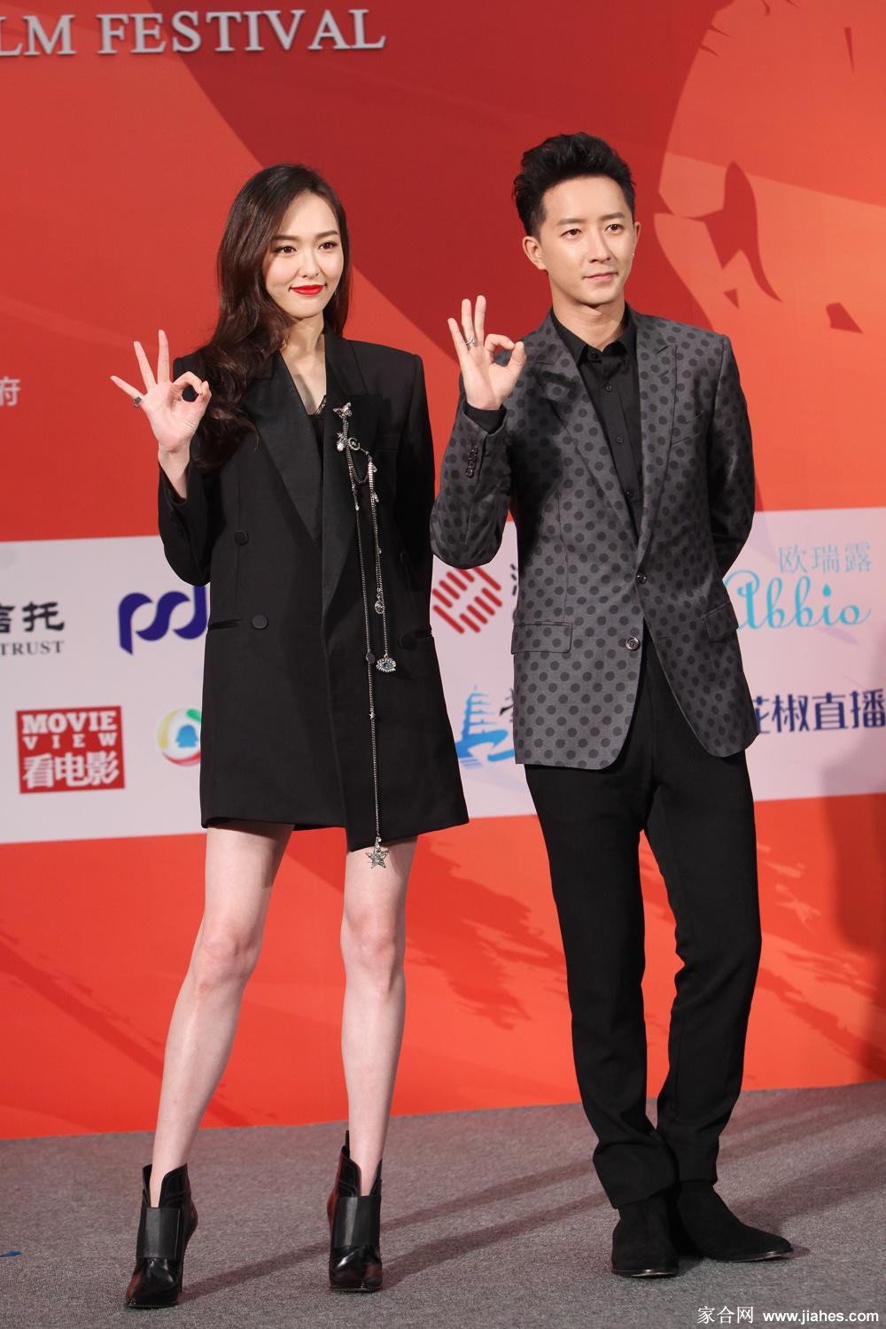 全景镜头中的唐嫣身姿挺拔，高跟点睛让整体造型充满高级时尚格调