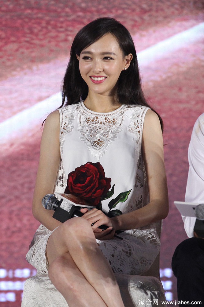 唐嫣转身瞬间裙摆划出弧线，腿部线条在光影中尽显柔美与力量感