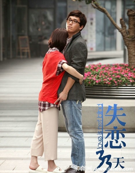 姚笛戴大眼镜诠释率性一面 格子衬衫尽显文艺倔强气质