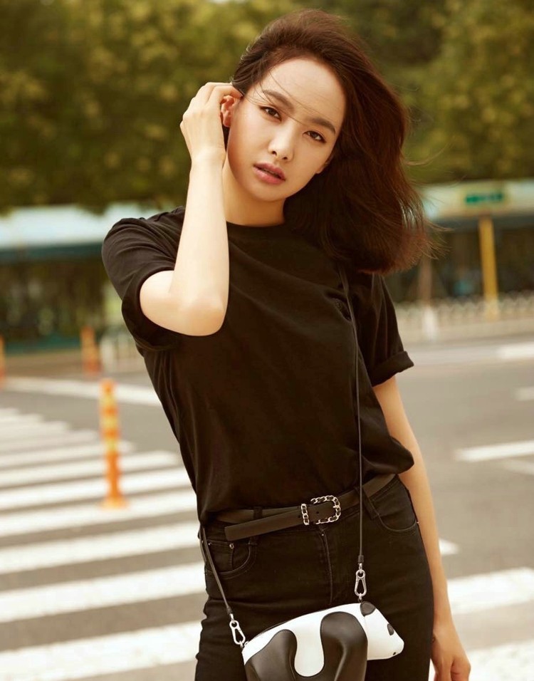 宋茜身着LOEWE早春系列，慵懒漫步巴黎街头