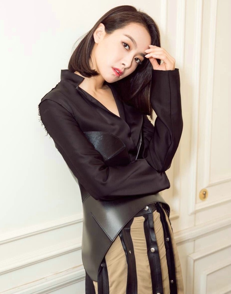 宋茜身着 oversized 西装亮相LOEWE大秀，气场全开