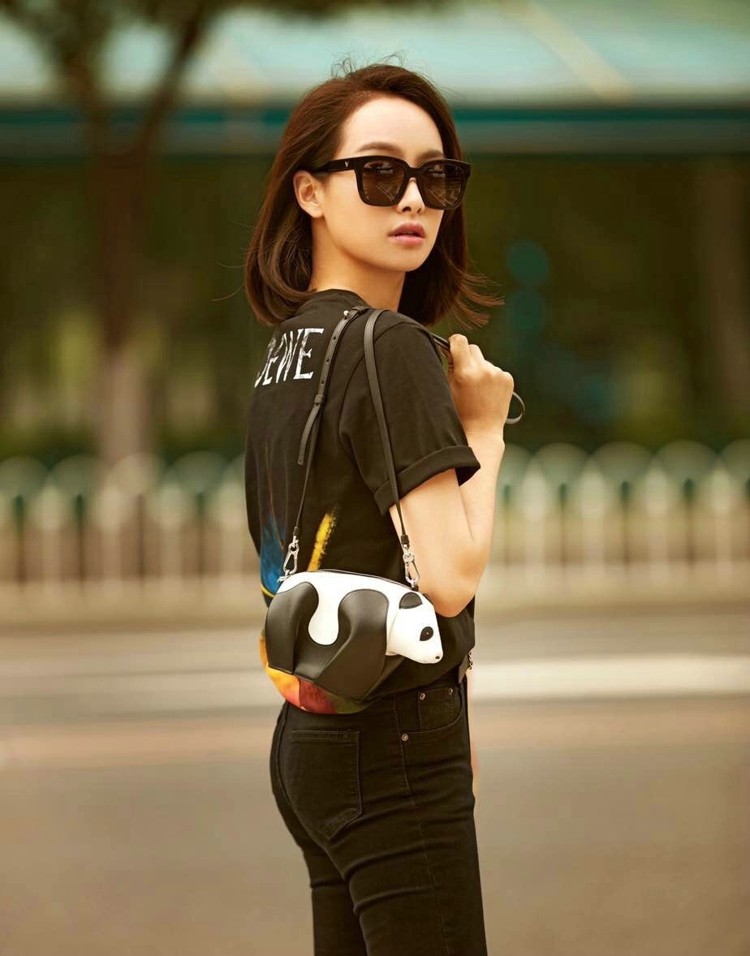 宋茜侧身凝视，展现柔美与力量的完美融合