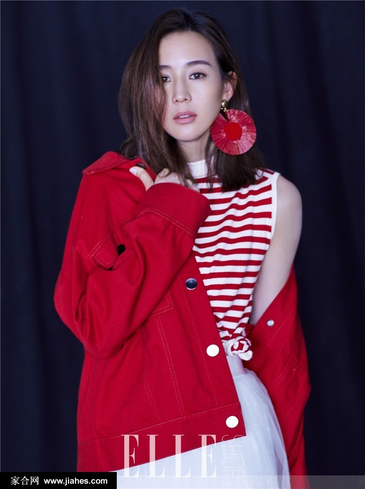 张钧甯身着枫叶色高领毛衣倚靠沙发，温暖色调衬托出秋日的温柔与静谧