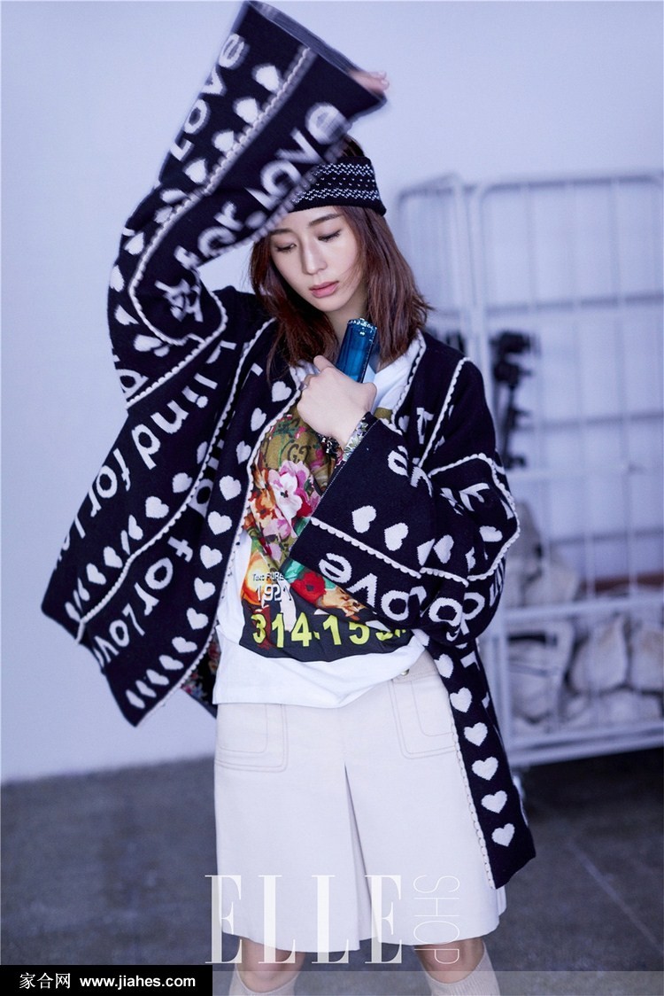 张钧甯戴宽檐礼帽着黑色长裙，化身复古女郎凝视远方