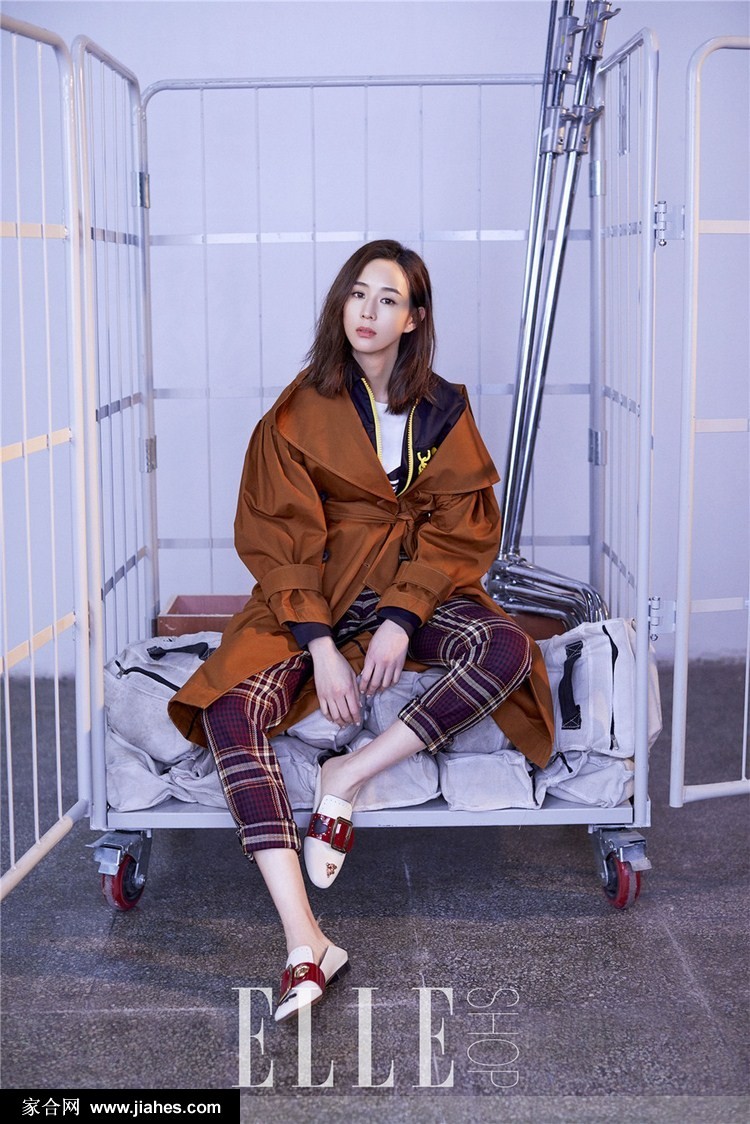 张钧甯以慵懒随性的姿态侧卧，展现惬意洒脱的瞬间