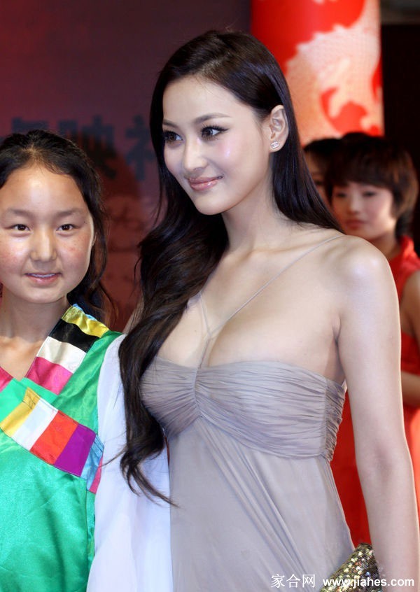 张馨予双臂交叉，在黑白光影中侧首微笑，尽显从容温婉气质