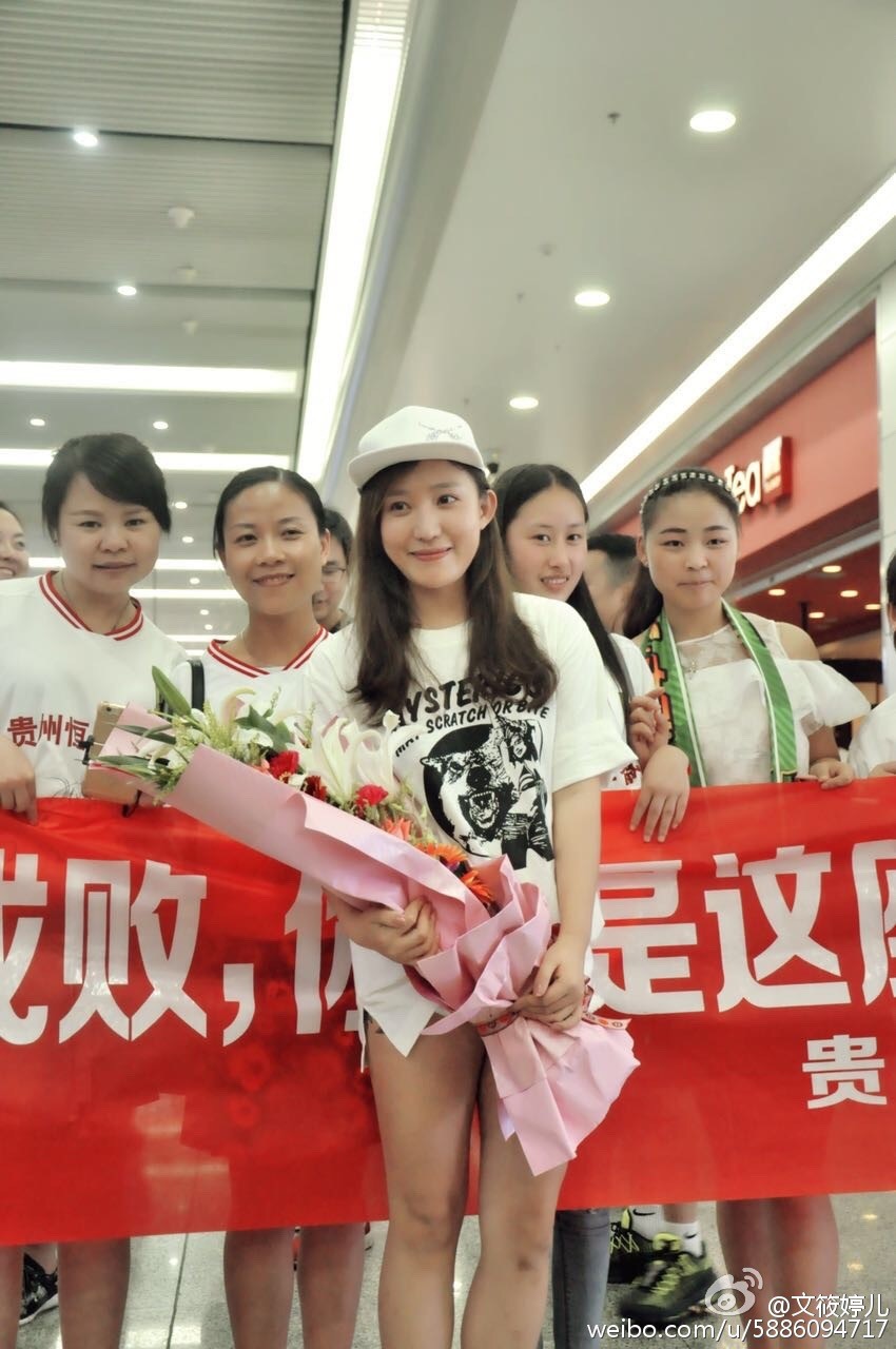 文筱婷坐于沙发浅笑，双腿优雅交叠，尖头高跟鞋点睛整体造型，背景氛围奢华而温暖