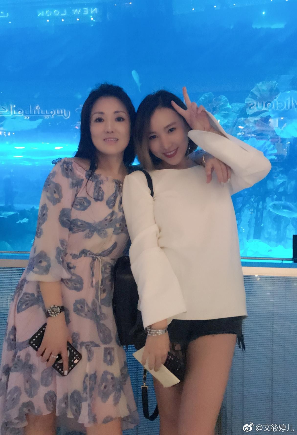 文筱婷手持文件驻足廊道，职业套装搭配网纹丝袜，展现干练与时尚兼具的都市精英风貌