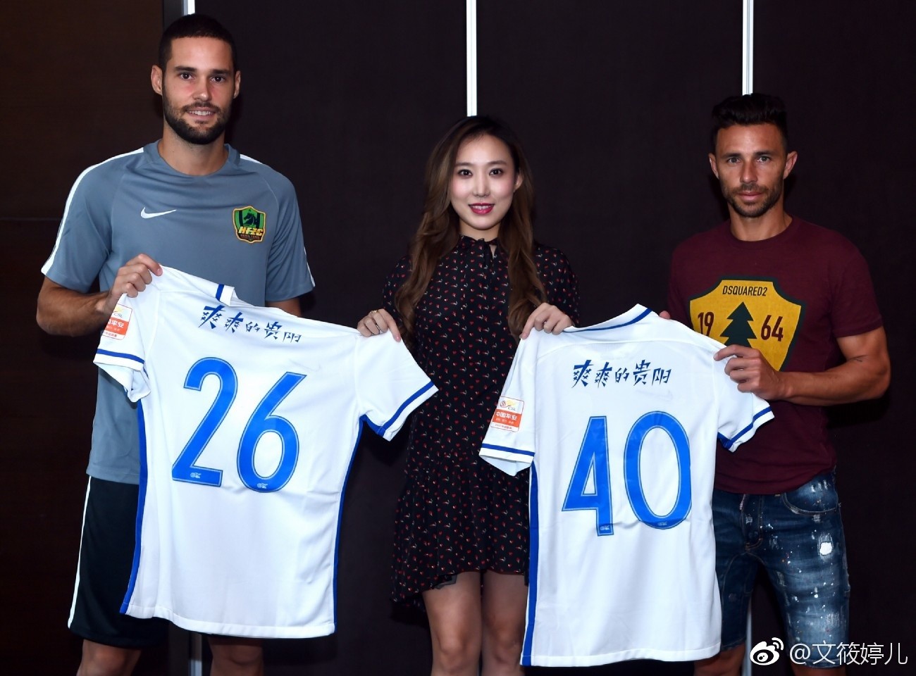 文筱婷于活动现场与他人交谈，姿态放松而优雅，高跟鞋与丝袜的细节在镜头下熠熠生辉